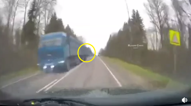 ロシアで車を走らせてるとよくあること？　危うく死ぬとこだった瞬間が怖い！