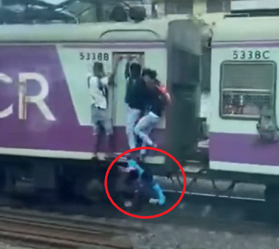列車からポロッと落ちてしまうヒンズー教徒！　これはヤバいよね？
