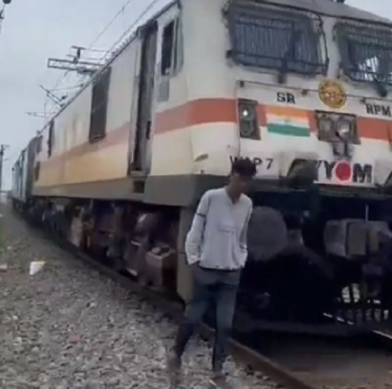 線路沿いを歩くビデオを撮影していて列車に撥ねられたインドの若者！