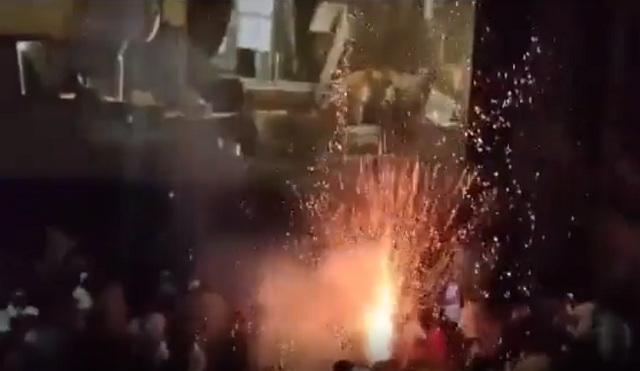 インドの映画館では人気俳優の登場に歓喜し花火や爆竹で歓迎しパニックに！ｗ