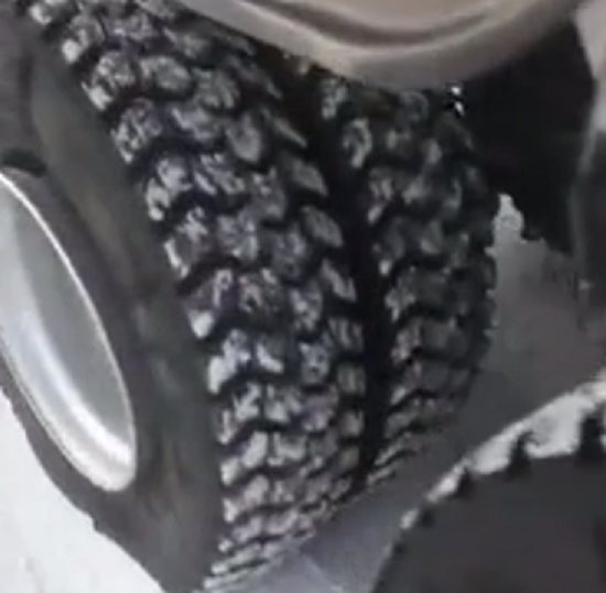 マイナス64度の世界になると車のタイヤが耐えられなく音を上げてしまうようです！ｗ　凄い世界だ