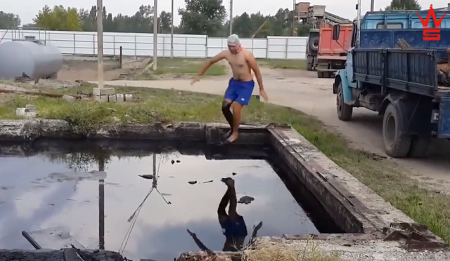ロシア人男性が原油のプールに飛び込むチャレンジをしたが即座に後悔することになった！ｗ