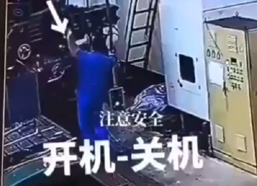 回転する機械に巻き込まれそうになったがギリギリ助かった瞬間！