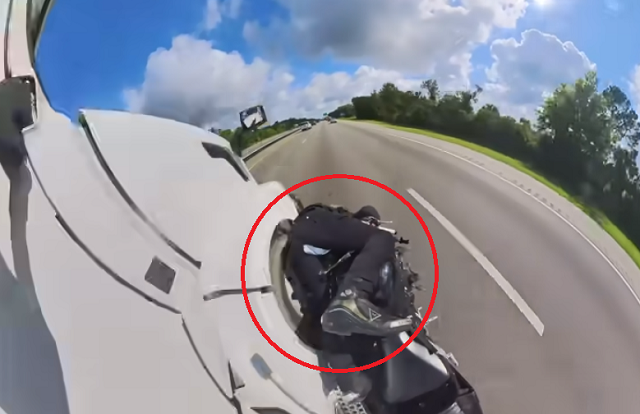 無謀なすり抜けでトレーラーに踏み潰されそうなったライダーの映像が怖すぎる！