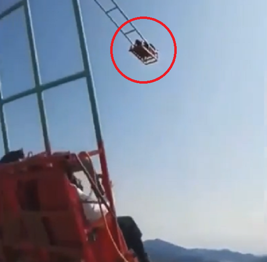 中国の巨大ブランコで足を破壊された男性！（2つの動画）