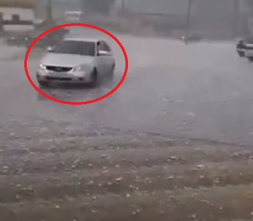 雹が降ってきて慌てた車がさらなる「大損」する羽目になった！ｗ