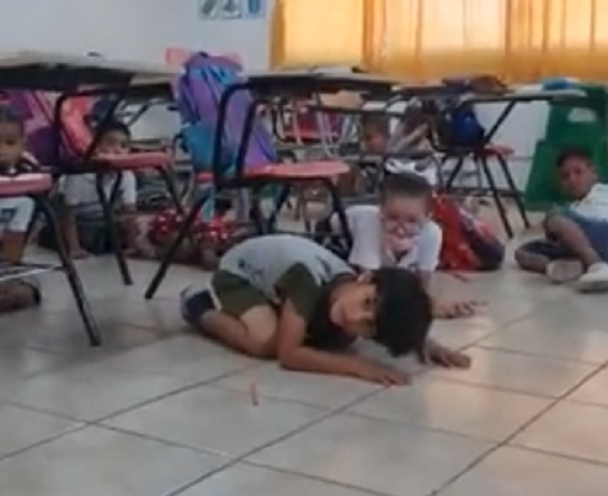 メキシコの学校の側で「カルテルの銃撃戦」が始まり、子供たちが必死に床に伏せていた！　子供も大変だな