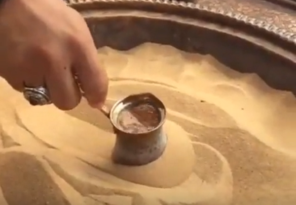 熱い砂を使ったトルコ式の独特なコーヒーの淹れ方がこれ！