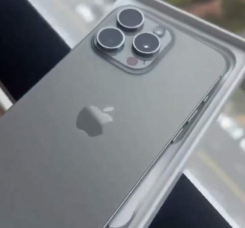 新型のiPhoneを買ったと喜ぶのはいいが、箱を開けるときは細心の注意をしないと死ぬほどどっきりするぞ！ｗ