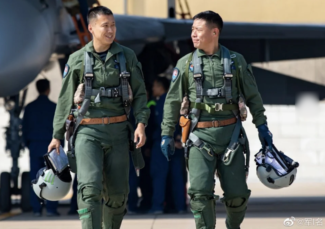 中国空軍パイロットのヘルメットに興味深いマークがあるのだが、それはいいのか！？ｗ（2枚の写真）
