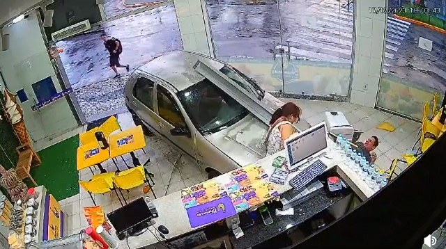 アイスを店内で楽しんでた男女に車が突っ込んできて挟まれ足を骨折するなどした！