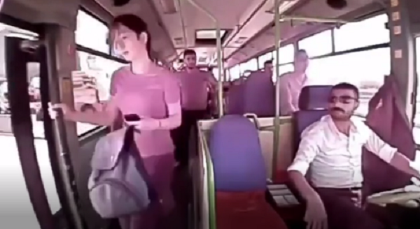 走ってるバスから女性が降りた途端にゴトゴトンと、彼女の生きている最後の映像！