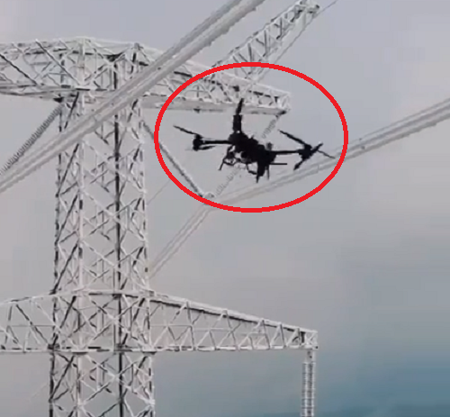 ドローンが送電線に付いた霜を取り除く作業をしている様子がこれ！