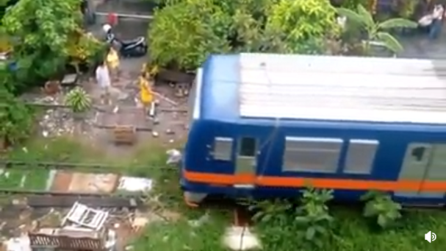 列車と住民の距離が近いだけじゃなく、屋根の上でケンカが起きてるカオスな状況なのだが！ｗ