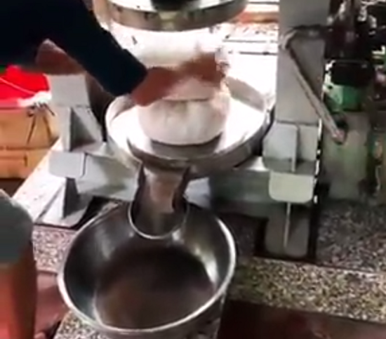 ココナッツミルクの搾乳の仕方はこう！　文字通りほんとに搾ってたのねｗ
