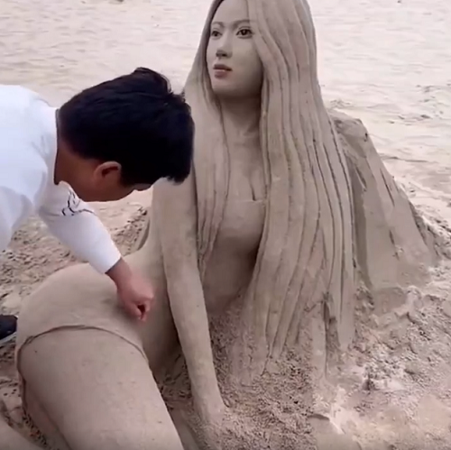 砂で見事な女性像を作る彫刻家の技術が凄い！ｗ