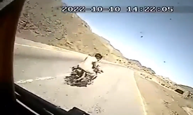 バスの進路を遮ったバイクのせいで転落事故を起こし乗客が宙を舞う恐ろしいことに！