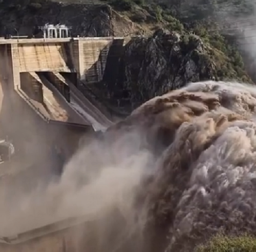 チリで降った大雨のため放水を始めたダムの様子が大迫力すぎる！ｗ
