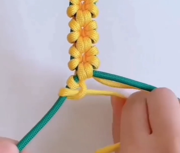 紐の結び目で「お花」を作る手順がこれ！