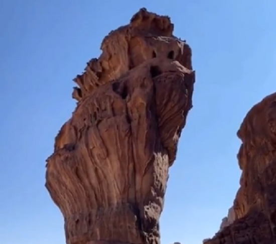 サウジアラビアの砂漠でランドマークとして立っている「岩」が凄すぎる！！