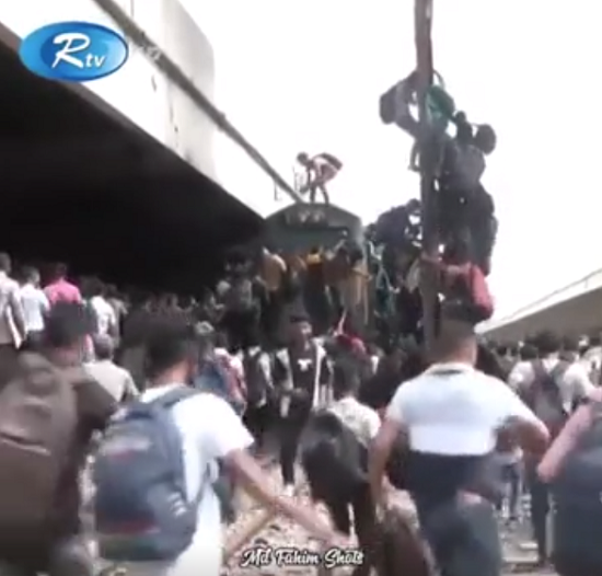 バングラデシュの列車に群がる人たちが「ゾンビ」のようだった！ｗ