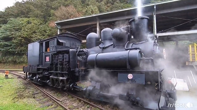 「SL-31」というベベルギヤやクランクむき出しの蒸気機関車のダイナミックな走りがこれ！（2つの動画）