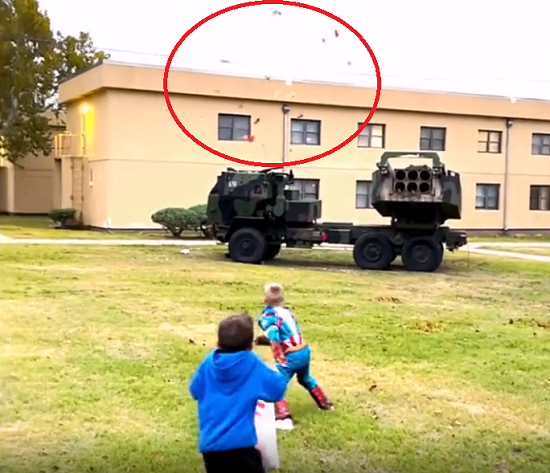 米陸軍兵士たちはハロウィンに「高機動ロケット砲」でお菓子を発射して子供たちに配っていた！ｗ　参加したかったわぁｗ