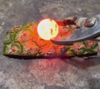 パイナップルの皮は真っ赤に焼けた鉄球の熱に耐えられるって、何かに使えそう！？