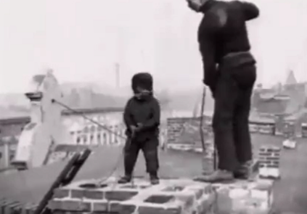 1930年代に煙突掃除人として働く「3歳の男の子」の映像！