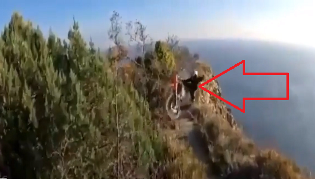 ダートバイクに乗ったライダーが「おっとっと」で崖から滑落してしまった！