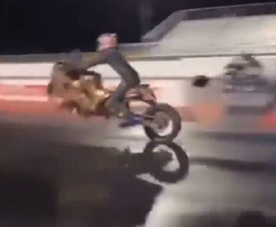 ドラッグレースしたバイクが凄いいきおいで吹っ飛んでいった！