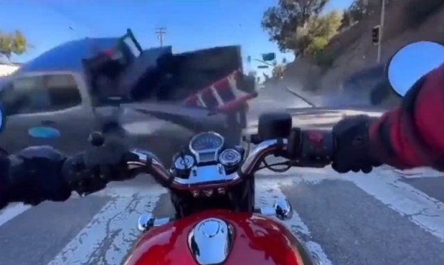 停車中のバイクを襲った事故が恐ろしすぎて映画やゲームのようにしか見えない！