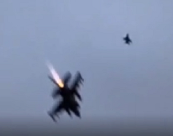 何機もの戦闘機が縦横無尽に飛び回っていた！　なんでぶつからないんだ？