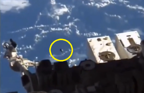 バスサイズの「UFO」が宇宙ステーションと一緒に飛んでいるところが撮影された！？