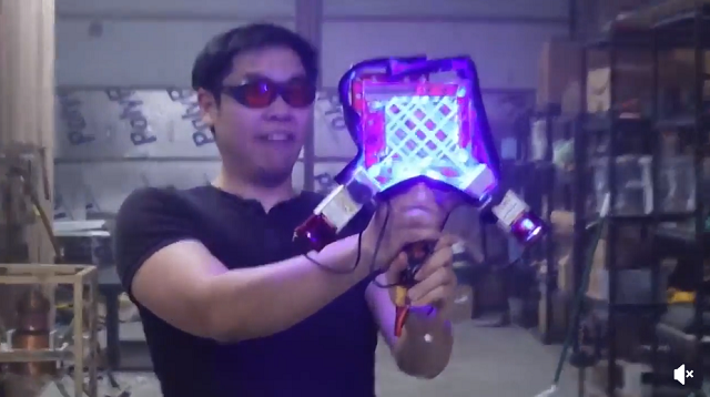 「電撃ラケット」はもう古い！　これからは「レーザーラケットだろって自作した男性ｗ（2つの動画）