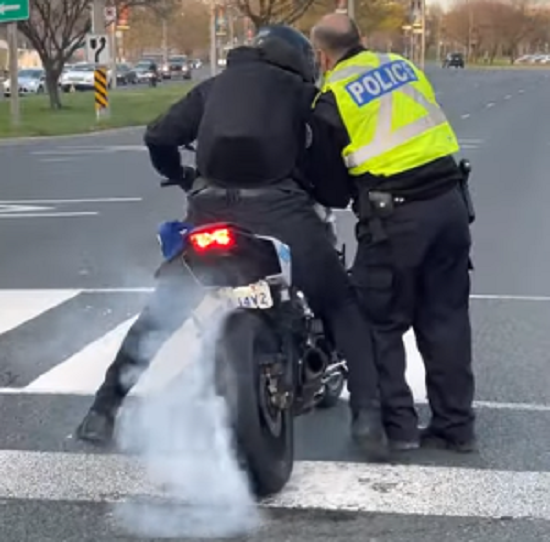 優しい警察官はバイクが「バーンアウト」するのを手伝ってくれている！？ｗ