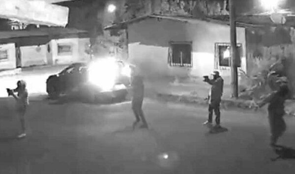 カルテルの暗殺役の男たちが「手榴弾」を投げるのを忘れ車で逃走中に爆発した！ｗ
