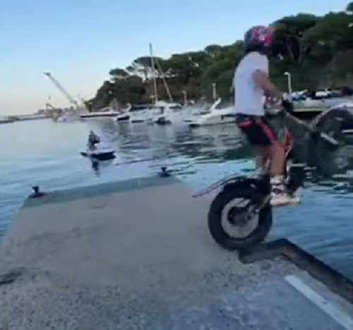 「ちょっと無理じゃね？」と思えるジャンプするトライアルバイクが凄い！