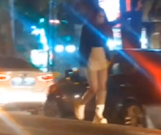 イランの女の子がヒジャブを脱いでミニスカートで武装して道路を行進していた！