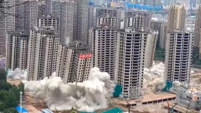 中国は新築のゴーストマンション15棟を一気に爆破解体した！
