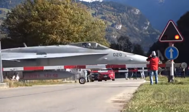 スイスの踏切では列車じゃなく「F/A-18戦闘機」が通過していくようです！ｗ　
