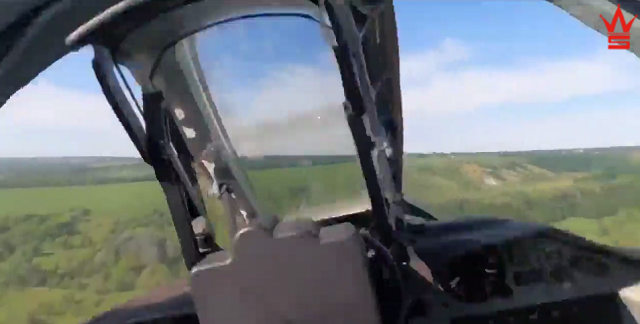 ウクライナ上空で撃墜されたロシア機パイロットが緊急脱出した映像！