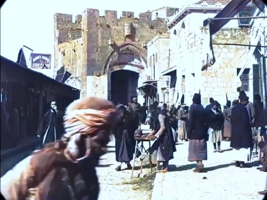1897 年頃のエルサレムの町の様子をカラー化した映像がこれ！