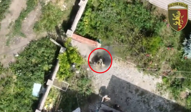 ドローンから落とされた爆弾で負傷したロシア兵が這いずりながら建物内に逃げていく！