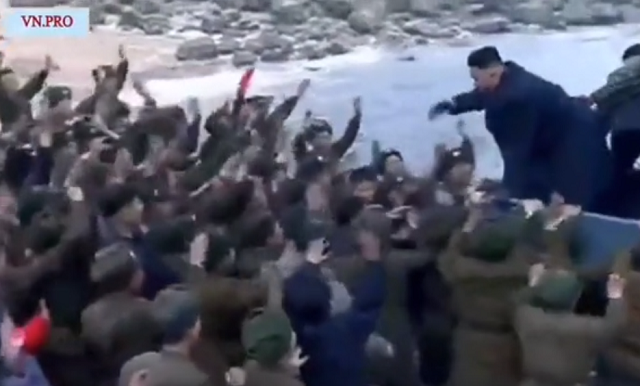 「金正恩」の船出を祝い冷たい海に飛び込む北朝鮮人民は大変だな！ｗ
