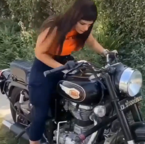 バイクに乗った女性がガソリンの匂いを嗅ごうとしたことで悲惨なことに！ｗ