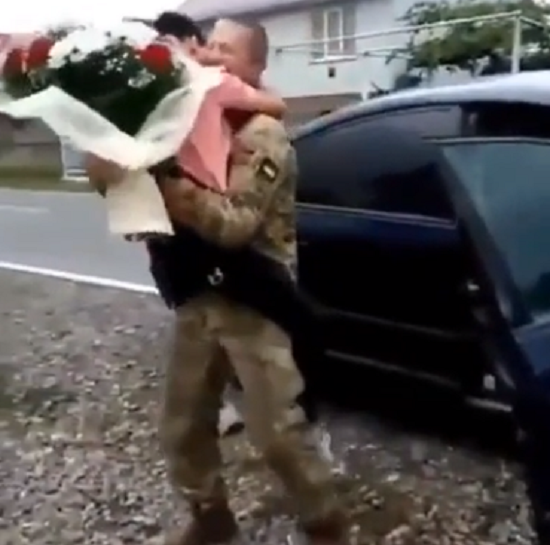 ウクライナ軍で6ヵ月の戦いで任期を終え帰ってきた父親に飛びつく子供！