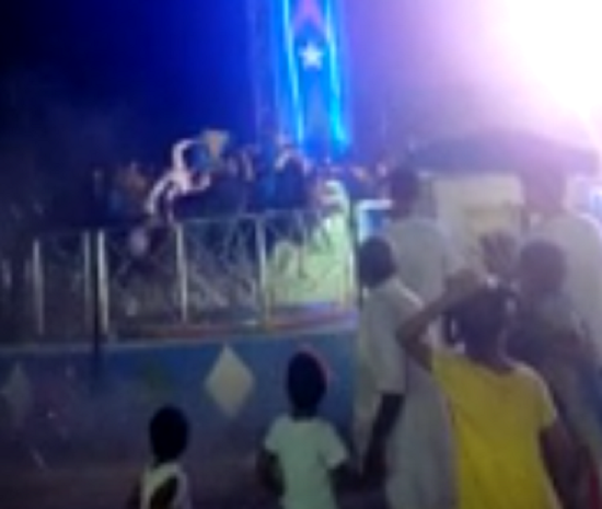 インドの遊園地で乗り物がドカンと墜落し多数の人が病院送りに！