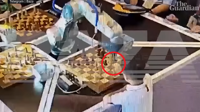 チェスロボットが対戦相手である7歳の少年の指を挟んで折った！