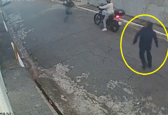 強盗からコントのような方法で自分のバイクが盗まれるのを防いだ男の行動が！ｗ